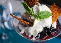 Nage de fruits rouges, chantilly basilic et tuile